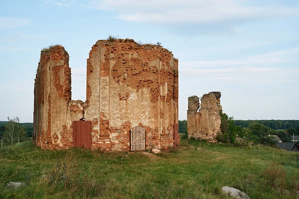 Руины церкви