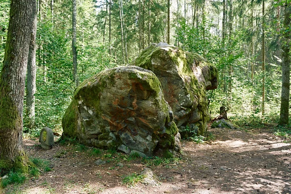 Валун Расколотый камень