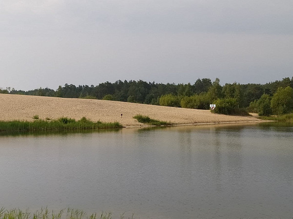 Песчаные пляжи затопленного карьера