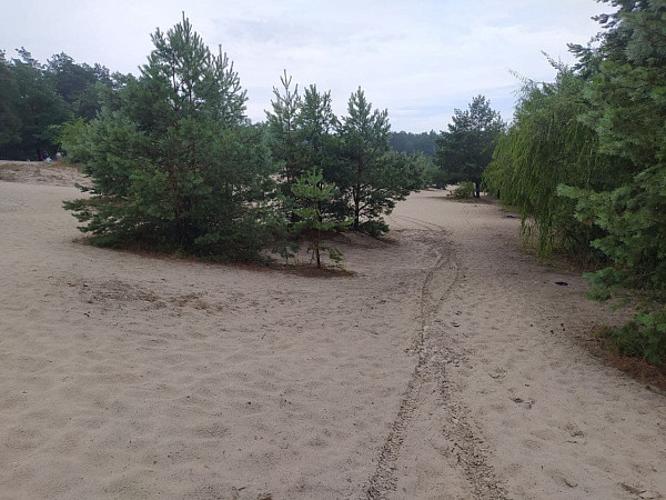 Песчаные пляжи затопленного карьера