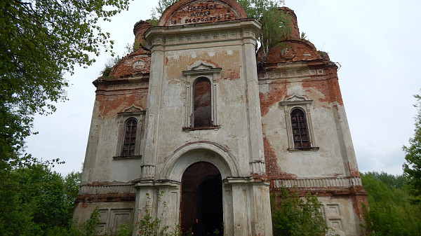 Руины церкви