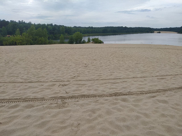 Песчаные пляжи затопленного карьера