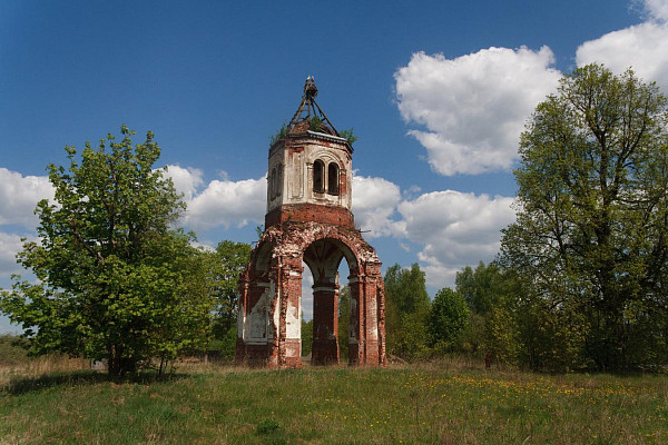 Руины колокольни бывшей церкви
