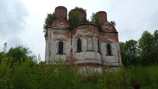 Руины церкви