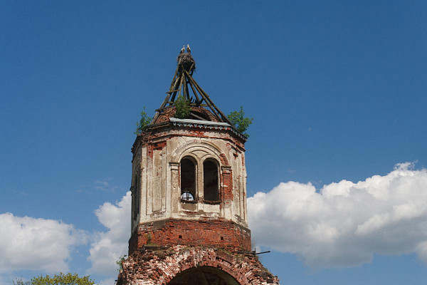 Руины колокольни бывшей церкви